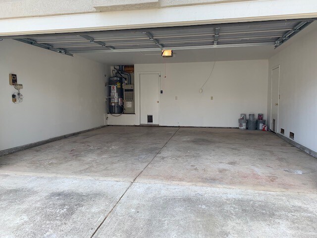 Building Photo - Spacious 3 Bedroom / 2 Bath Home with a Bo...