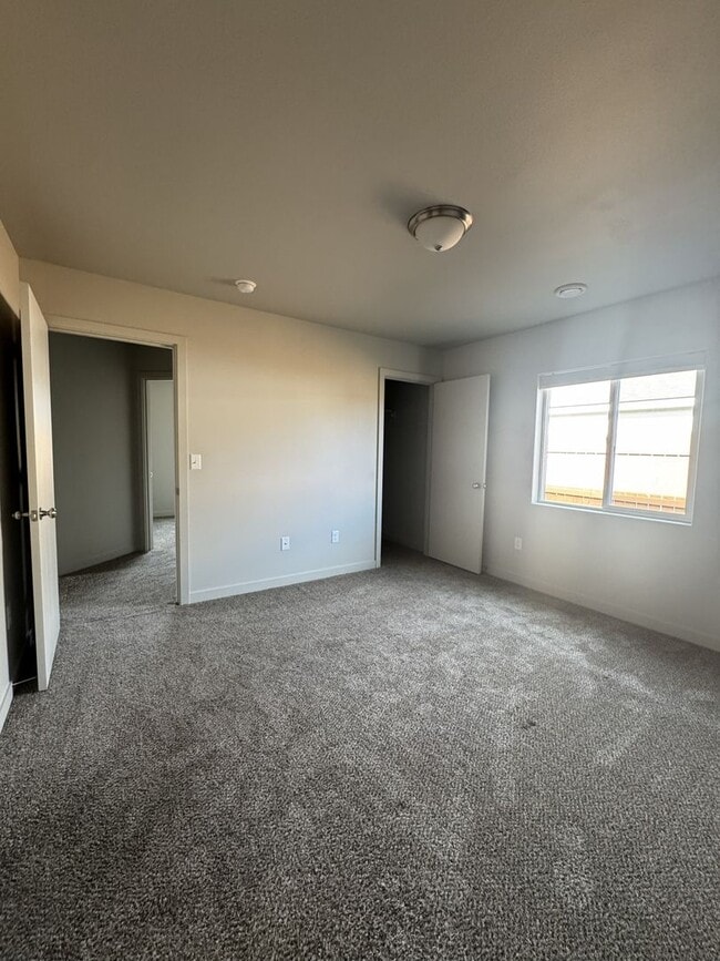 Building Photo - Open Concept Living