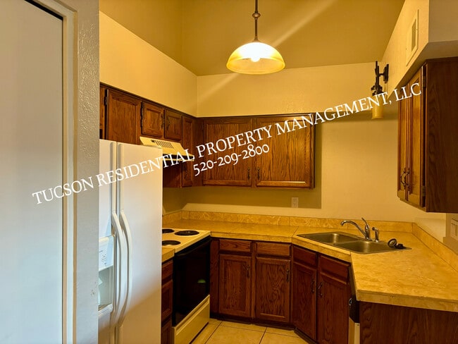 Building Photo - 2194 N Pantano Rd