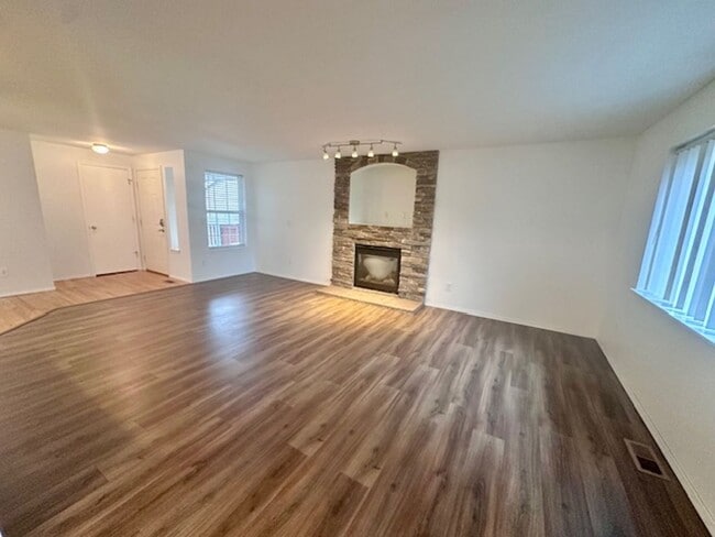 Building Photo - Spacious 4 bedroom - Ready Now