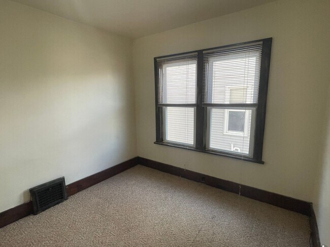 Building Photo - Dawes, 306-308