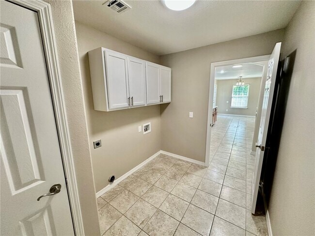 Building Photo - 6 Roessler Ln