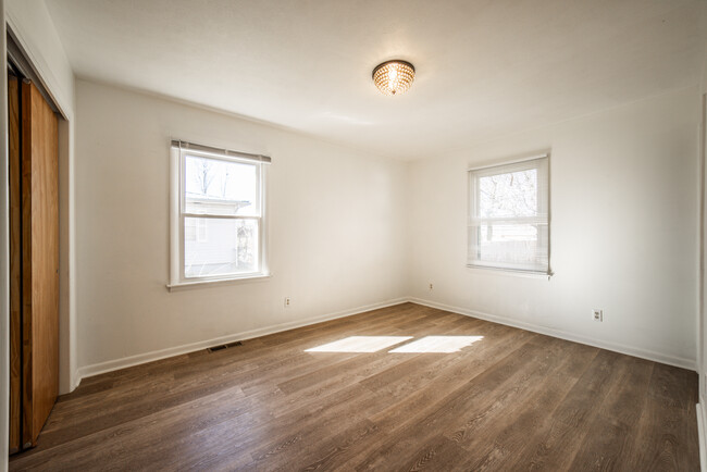 Building Photo - 908 S Maple St