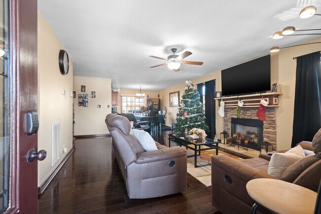 Building Photo - Nice Home in Peach Tree Subdivision Waiting for you to Call home TODAY