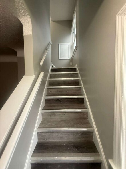 Building Photo - 9002 S Highland Ave