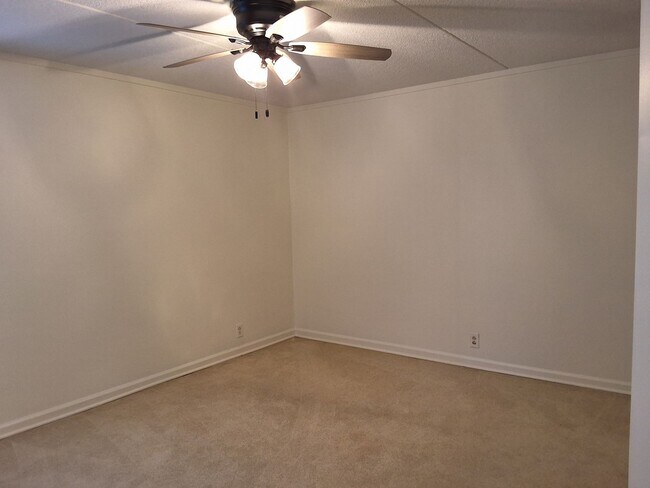 Building Photo - Knoxville 37923 - 2 bed 2 bath condo - cal...