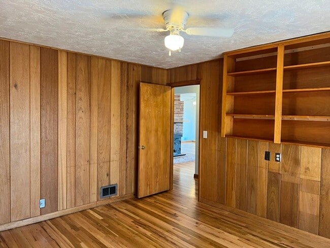 Building Photo - 3Bd/2Ba Single Story House - Available to View!
