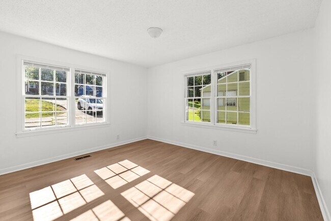 Building Photo - Fully Renovated Center Point Bungalow