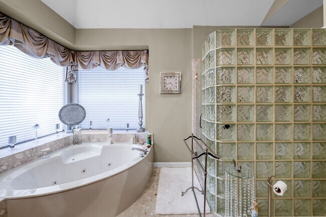 Building Photo - 192 Monterrey Rd W