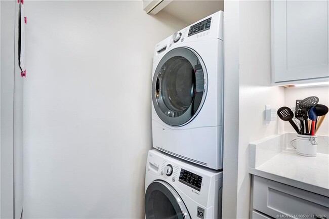 Building Photo - 331 Golfview Cir