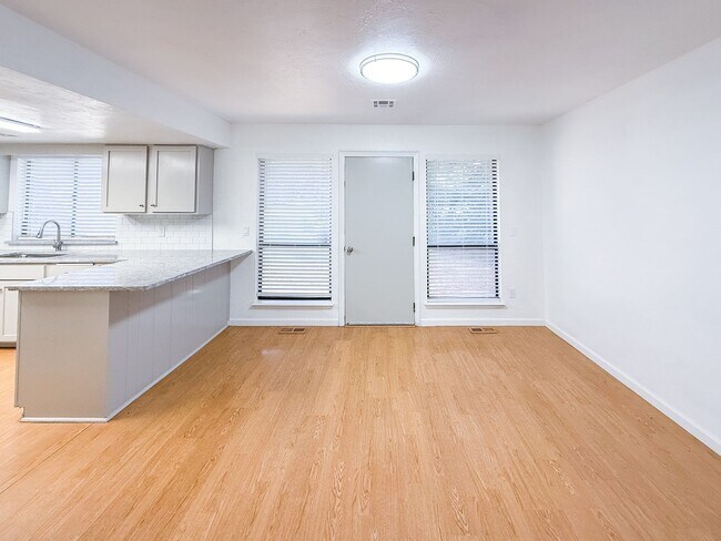 Building Photo - Beautifully Updated 4 Bedroom 2 Bathroom i...