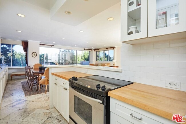 Building Photo - 865 Comstock Ave