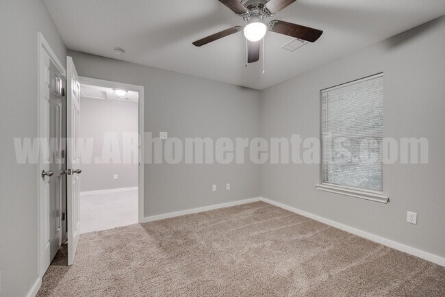 Building Photo - 707 Robins St