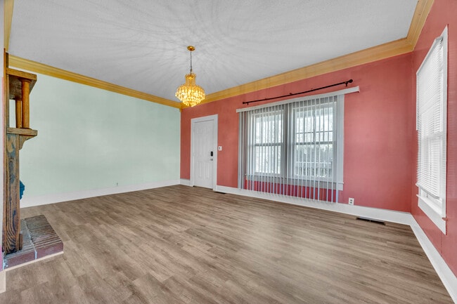 Building Photo - 415 19th St S
