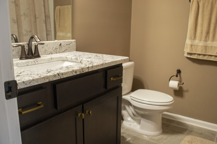 Guest Bathroom - 1008 Latitude Dr