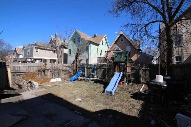 Building Photo - 273 Lloyd St