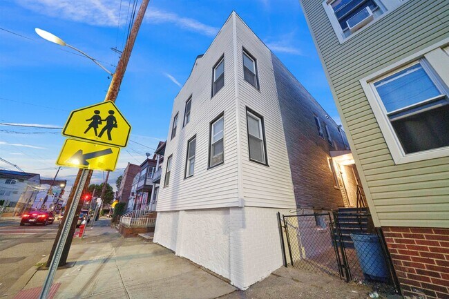 Building Photo - 160 Garfield Ave