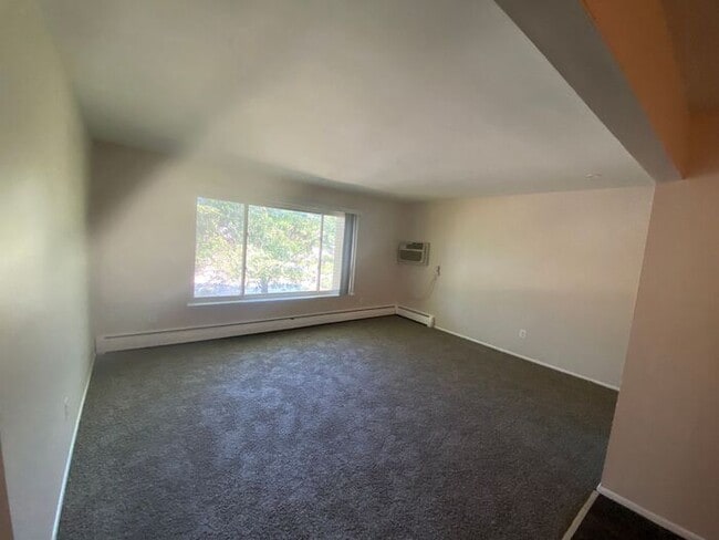 Building Photo - Beautiful 3 bedroom with updates galore- No Deposit for Qualified Applicants!