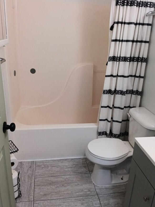 Building Photo - 3 Bedroom, 1 Bathroom Home! Schedule a Showing Today!