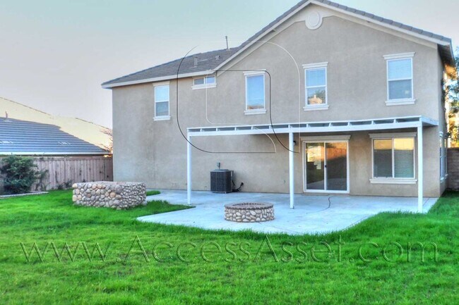 Building Photo - Beautiful Three Bedroom, Curb Appeal Home!