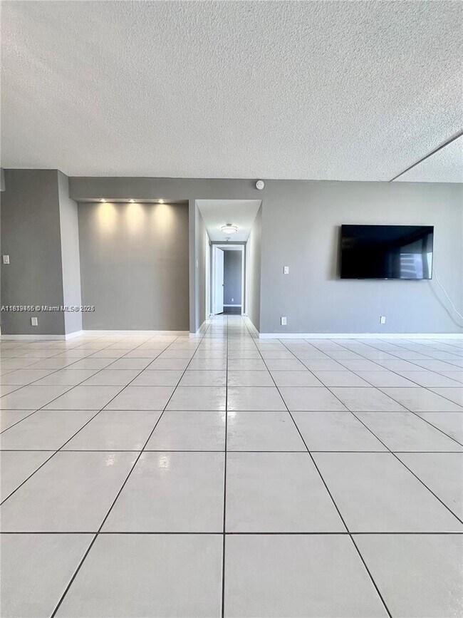 Building Photo - 2500 Parkview Dr