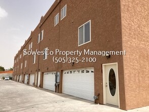 Building Photo - 3 Bedroom 2 Bath - three story home with Garage