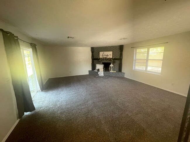 Building Photo - 3 Bedrooms + Office, 1 1/2 Baths in NW OKC...