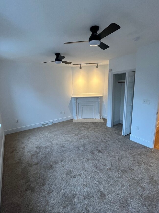 Building Photo - 418 Noble St