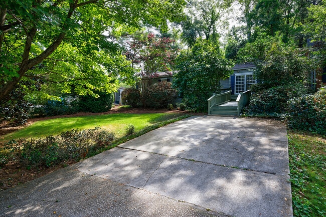 Building Photo - 2311 Pembrook Pl NE