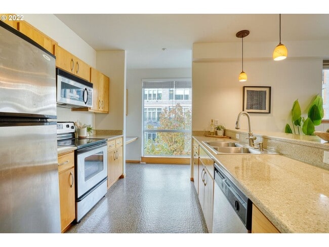 Building Photo - Lovely Corner unit in the Pearl District