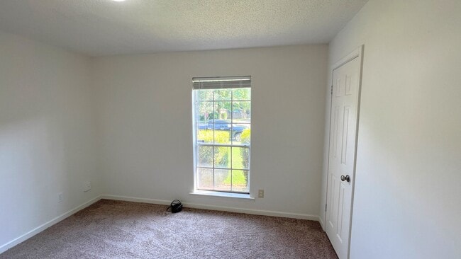 Building Photo - Lovely 3-Bedroom