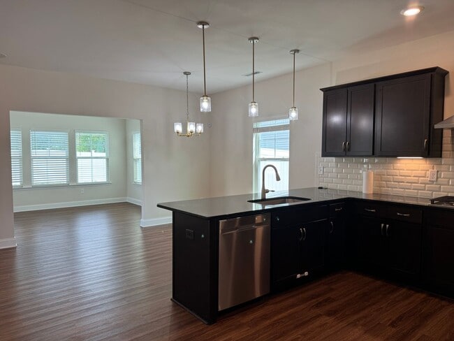 Building Photo - Spacious 4BR 3BA home in Northern Greensboro