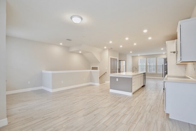 Building Photo - Luxurious 3/3.5 Spacious Townhome with a B...