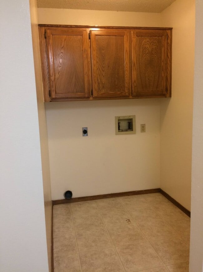 Building Photo - 3 Bedroom Ranch Nixa-Available to view now