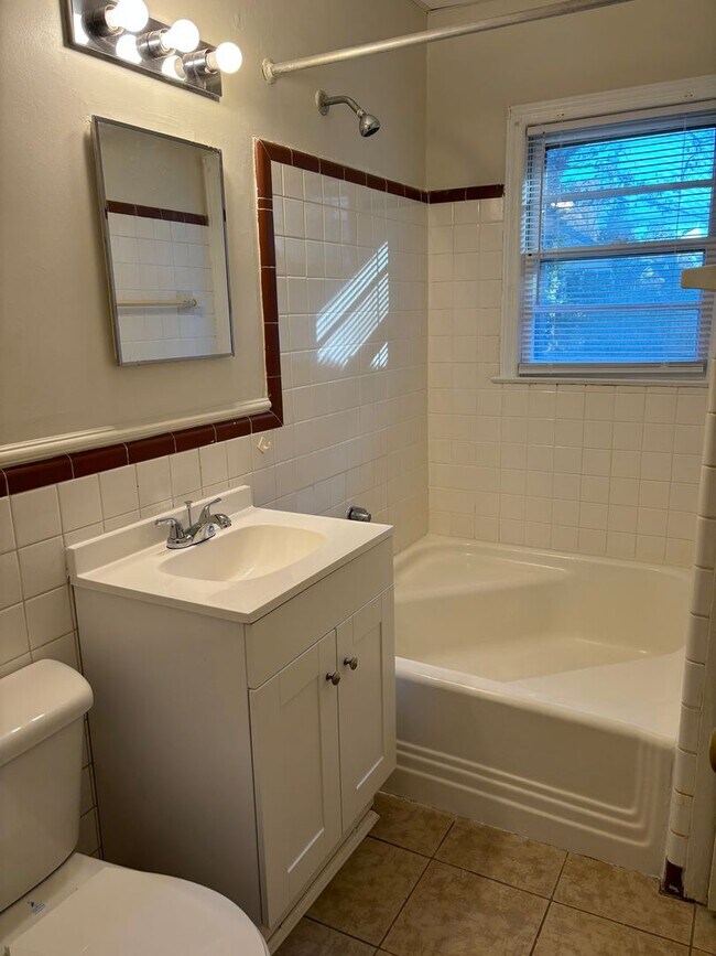 Building Photo - Hamilton Lakes Park Area 3 BR in Grimsley HS District