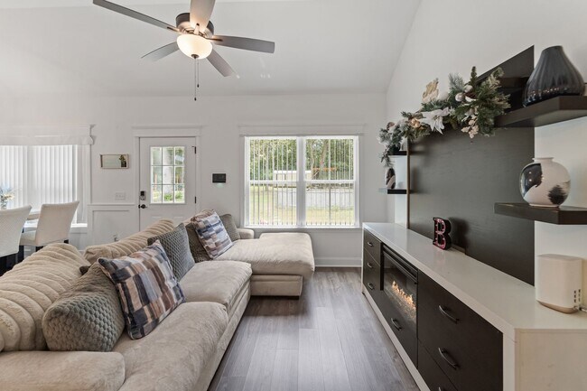 Building Photo - Comfort & Style Meet in This Beautiful 4 Bedroom Midway Home