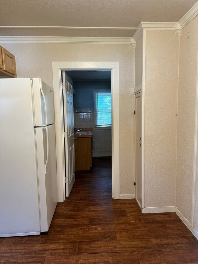 Building Photo - 2 bedrooms, 1 bath on large lot with garage