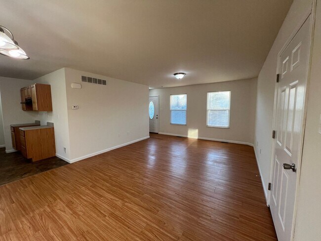 Building Photo - 3 Bedroom 2 bath 2 car garage house