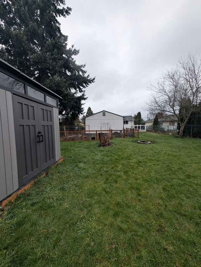 Building Photo - Refreshed 3 Bedroom in Tacoma - HUGE Fenced Yard & Outdoor Space. Available Now!