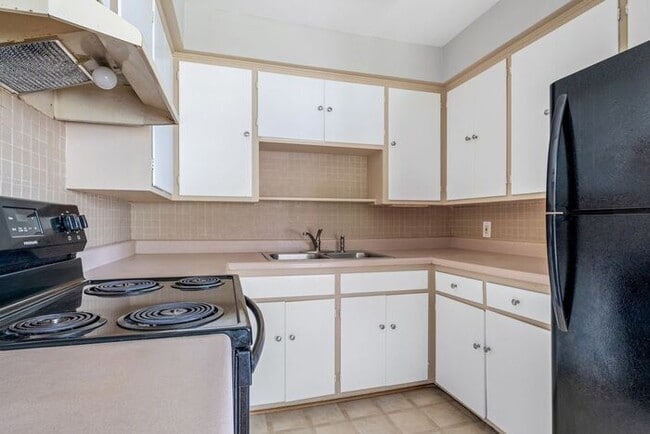 Building Photo - Adorable Duplex in the UNCG Area, Hardwood...