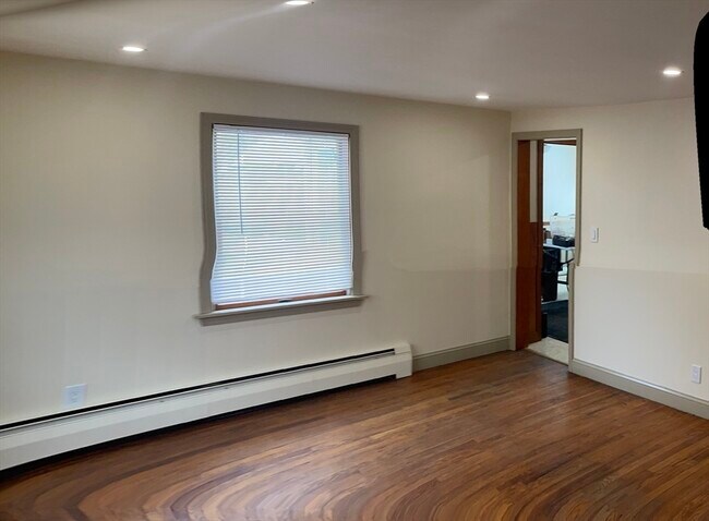 Building Photo - 37 Eames St