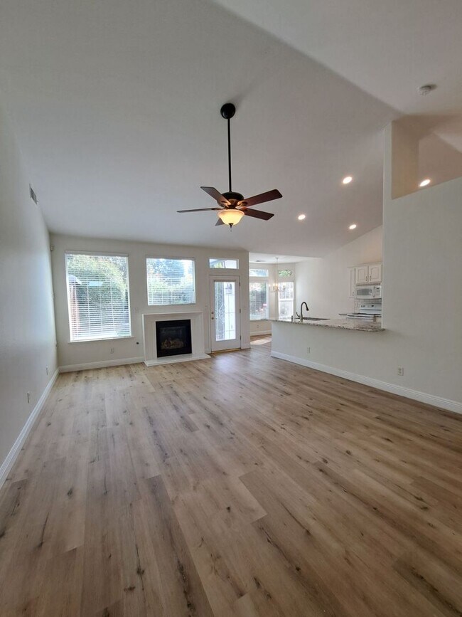 Building Photo - Gorgeous Fresno Residence with Premium Fin...