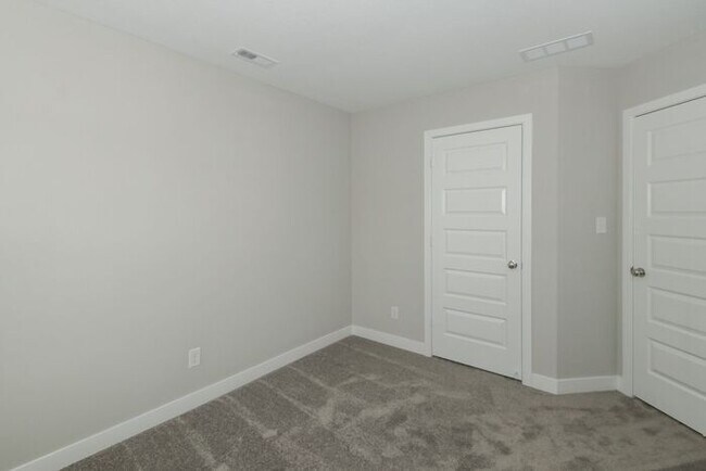 Building Photo - Beautiful Townhome in Carmel