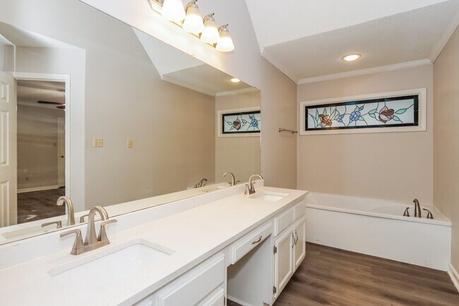 Building Photo - 2418 Lake Edge Dr