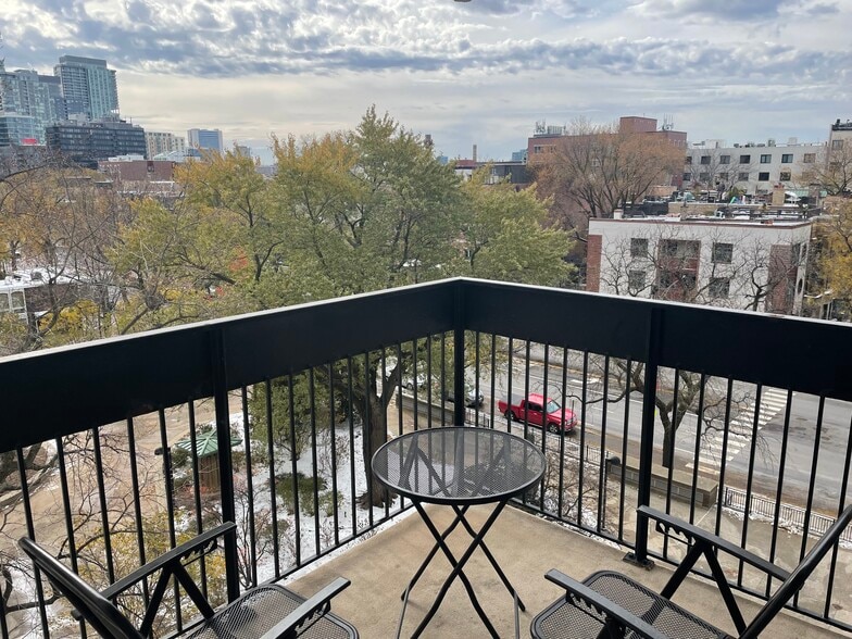 Building Photo - 1460 N Sandburg Ter