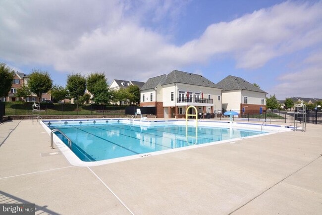 Building Photo - 42463 Pine Forest Dr