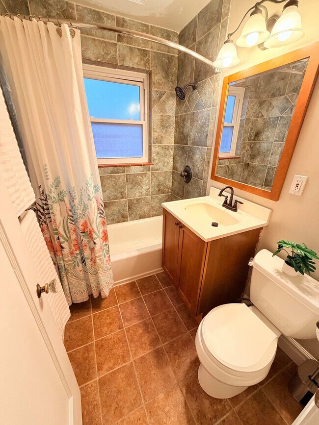 Building Photo - 2933 Ivanhoe St