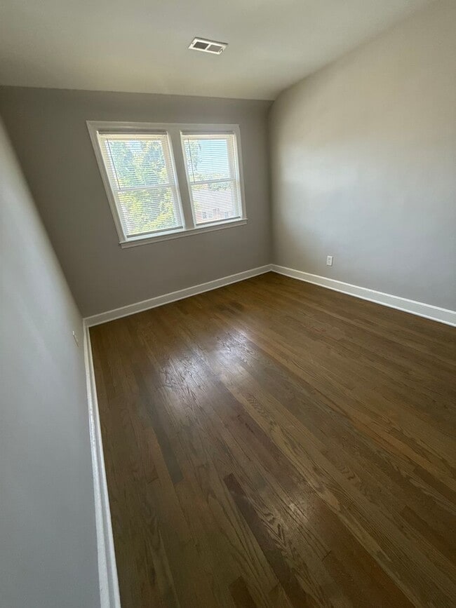 Building Photo - 935 E 41st St