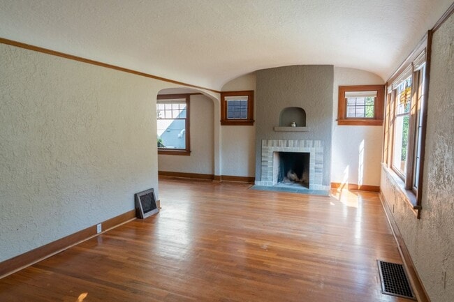 Building Photo - 4Bd/2Ba Seattle House
