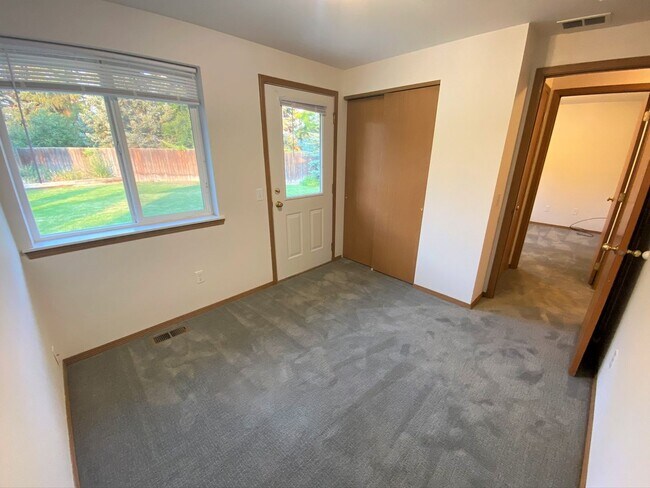 Building Photo - 3 Bed on Cul-de-sac with Great Backyard an...
